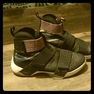 Lebron nike Soldier 10 Men size 8